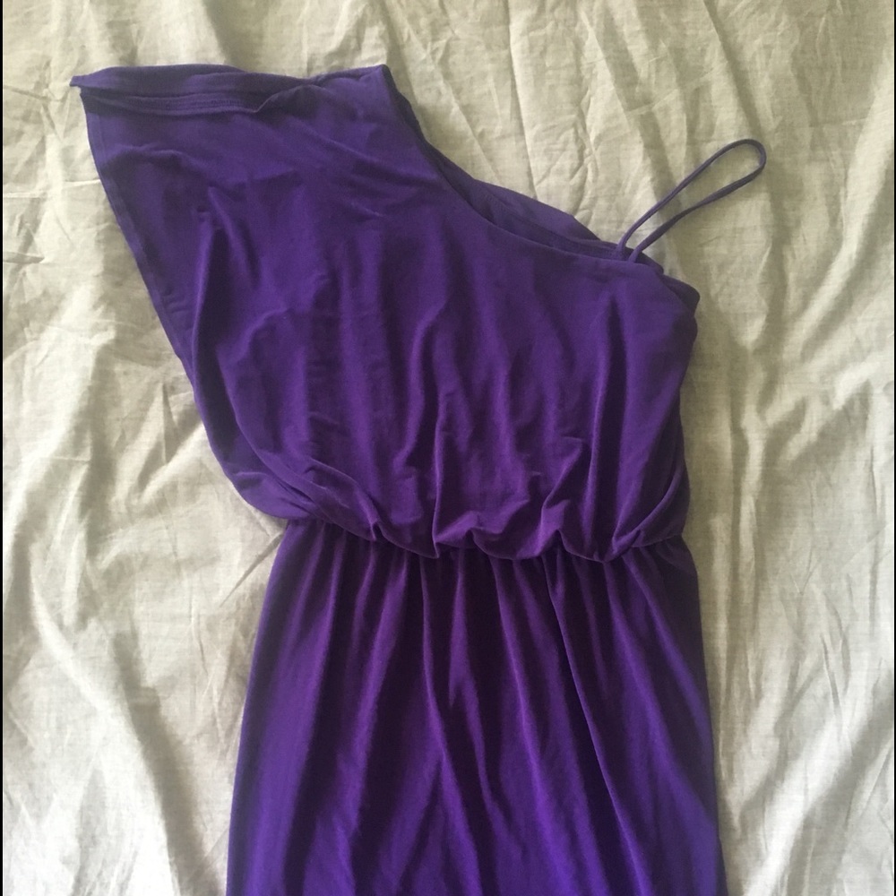 Asymmetrical sleeve dress